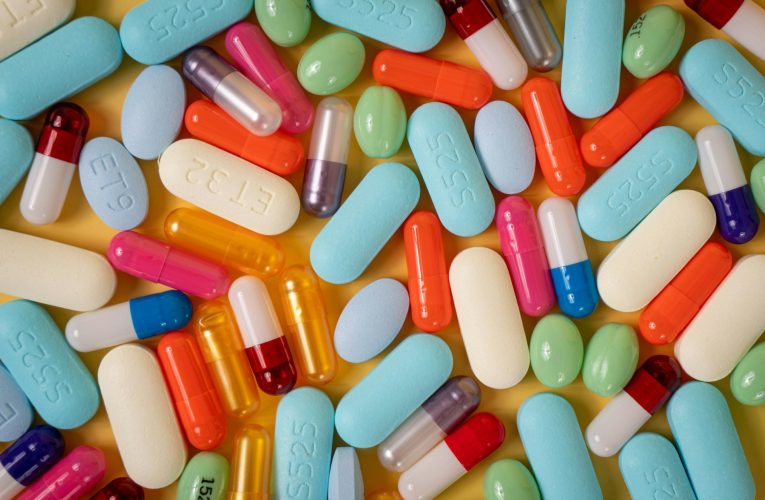 Bewegung im Pharmasektor: Ironwood hebt Prognose an, Salarius sichert Finanzierung